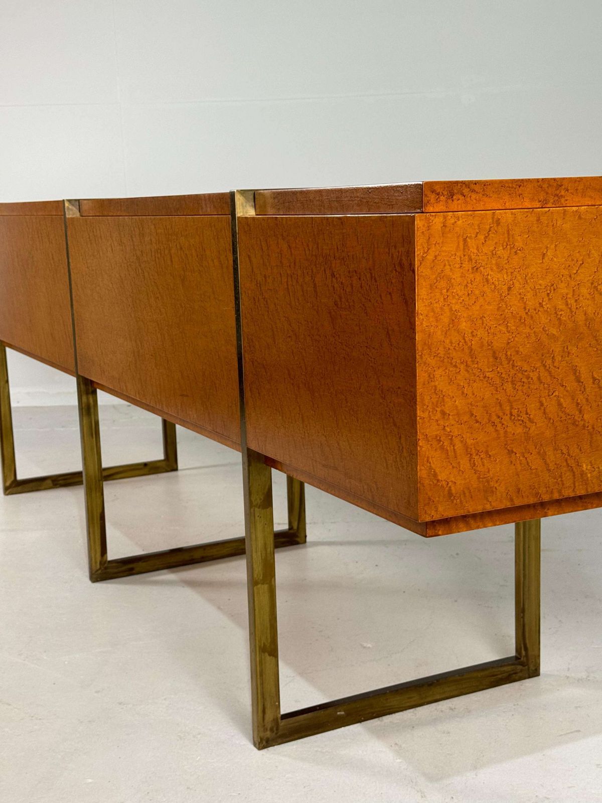 Monumentaal Mid Century Dressoir In Wortelhout En Messing photo 6100.0