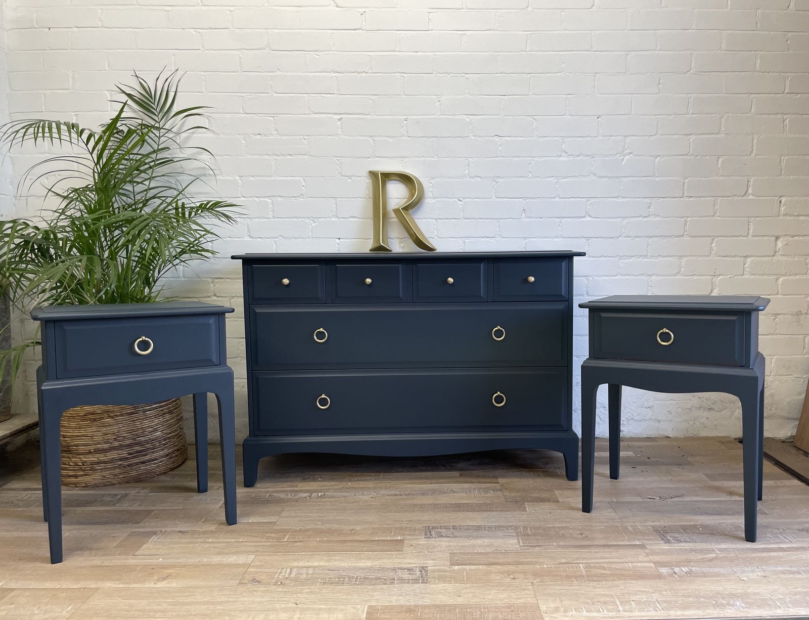645.0 Stag Minstrel 4 Over 2 Wide Chest Of Drawers Painted Midnight Ink photo