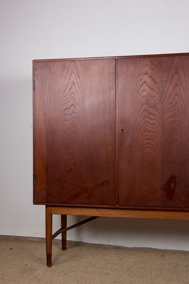 Mobilier Buffet haut danois en teck et chêne, par Kurt Ostervig pour Randers Mobelfabrik, 1960. photo
