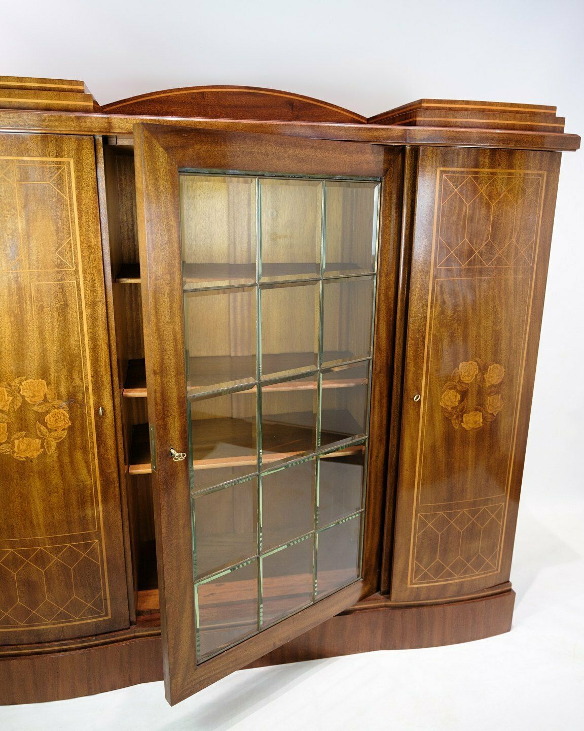 Antique Cabinet In Hand Polished Mahogany With Fruit Wood & Intarsia From 1920s photo 1625.0