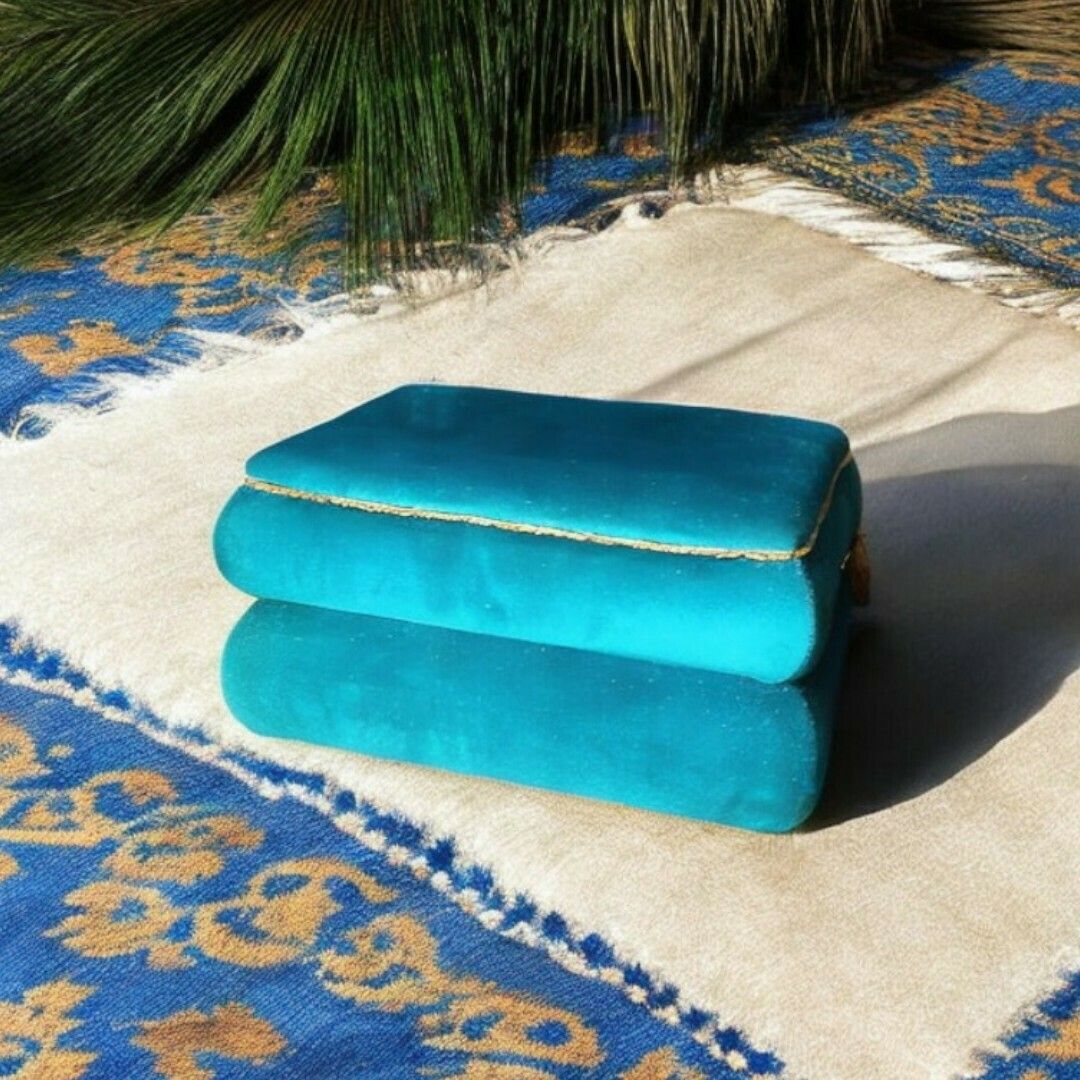 Vintage Velvet Ottomann In Peacock Blue photo 70.0