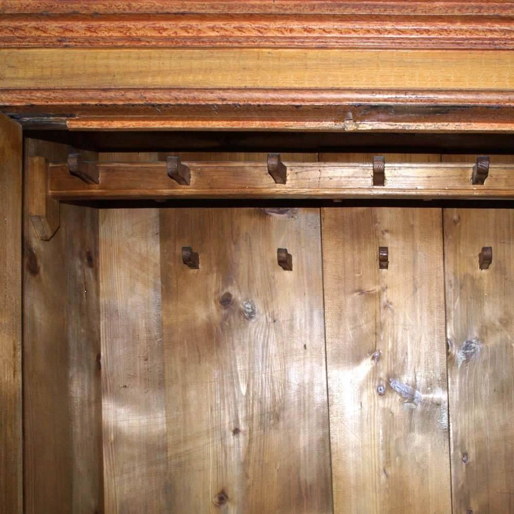 Antieke Oostenrijkse neoklassieke kledingkast in massief hout met gelakt houtimitatie-fineer photo buy