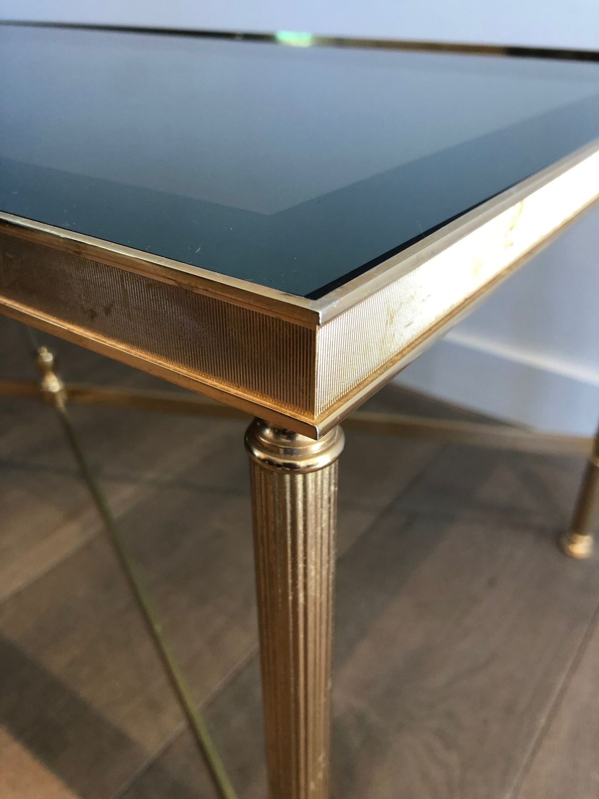 photo vinterior Neoclassical Style Coffee Table In Gold Metal With Blue Glass Top