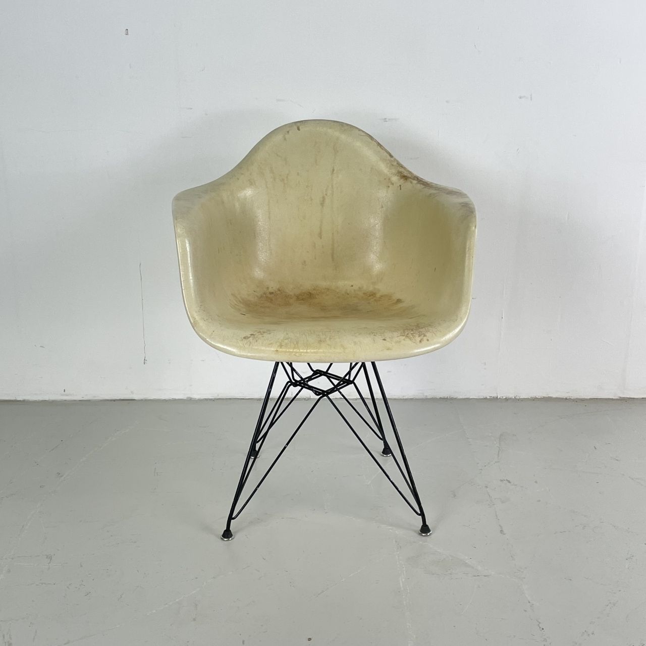 Eames Herman Miller Dar Fibreglass Chair In Parchment / White photo furniture