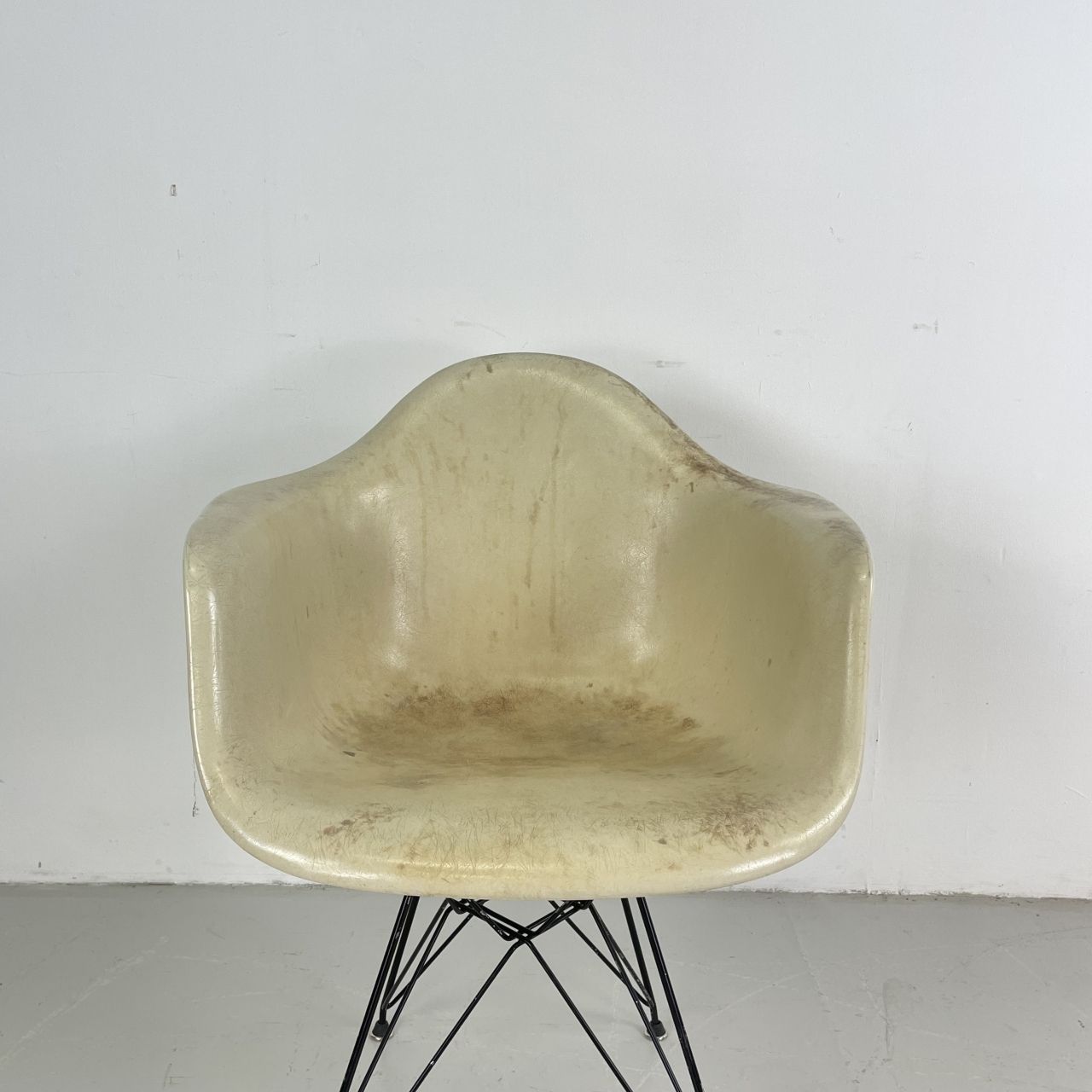 Eames Herman Miller Dar Fibreglass Chair In Parchment / White photo Furniture