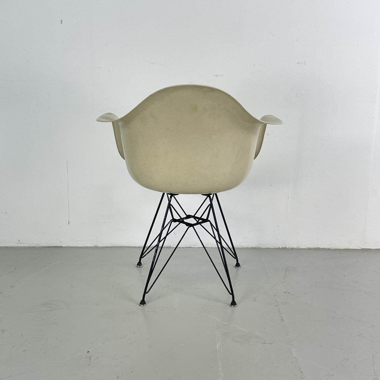 Eames Herman Miller Dar Fibreglass Chair In Parchment / White photo vinterior