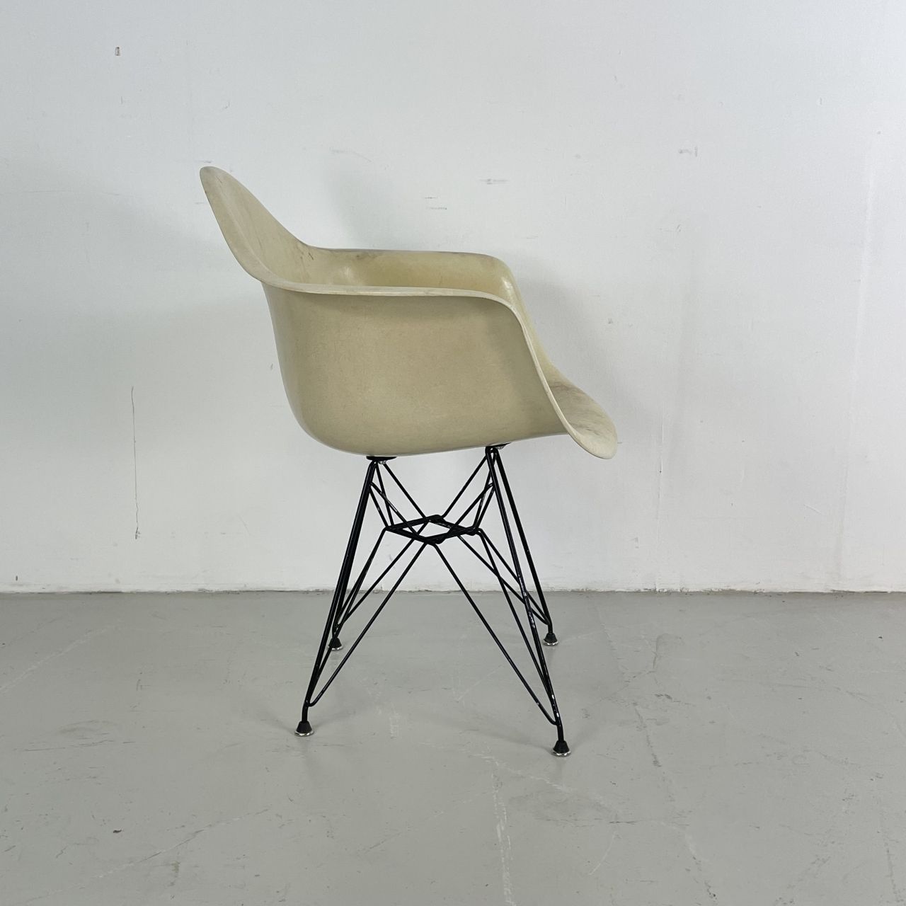 Eames Herman Miller Dar Fibreglass Chair In Parchment / White photo buy