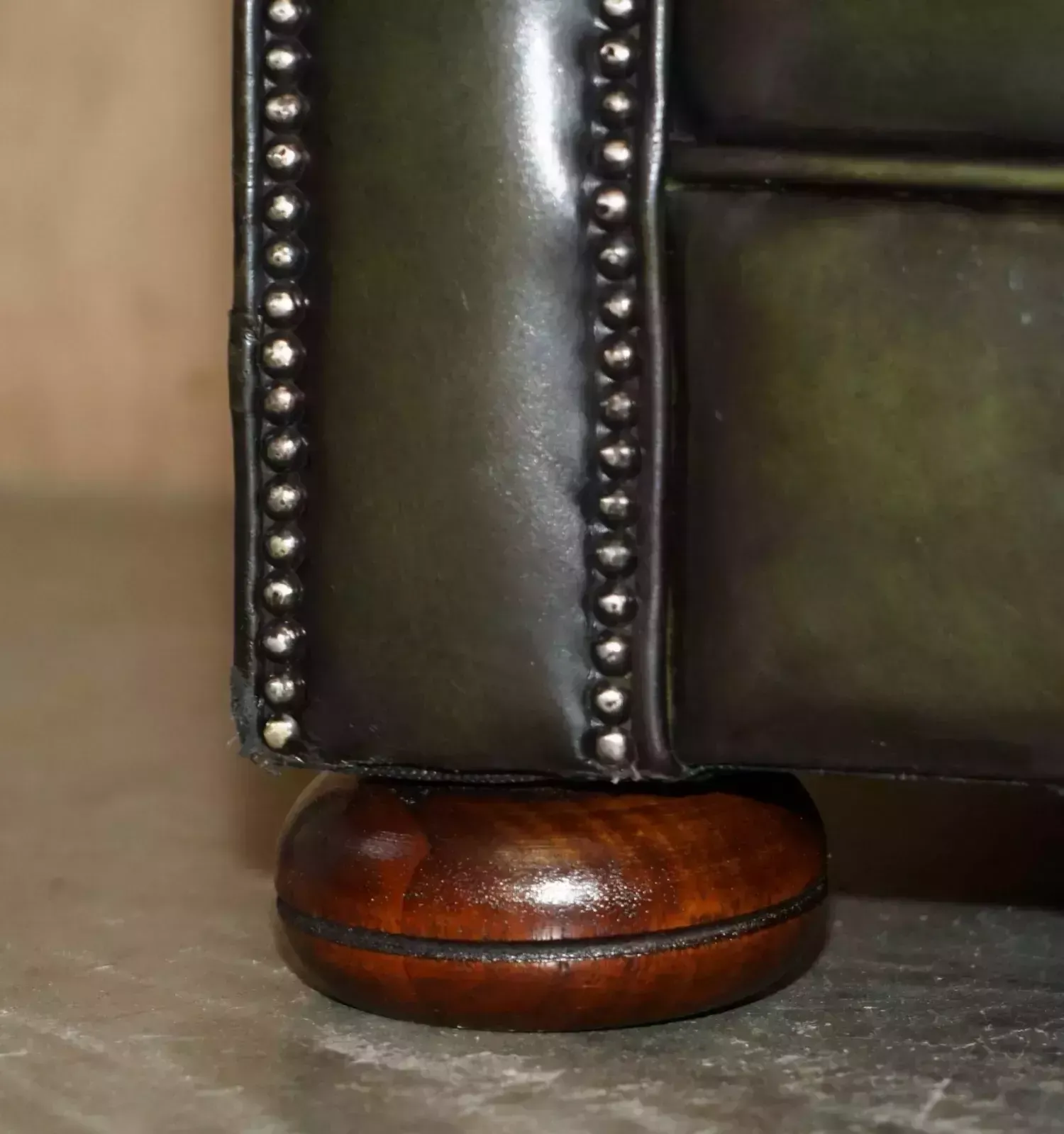 photo vintage Vintage Restored Regency Green Leather Circa 1950's Chesterfield Tufted Sofa