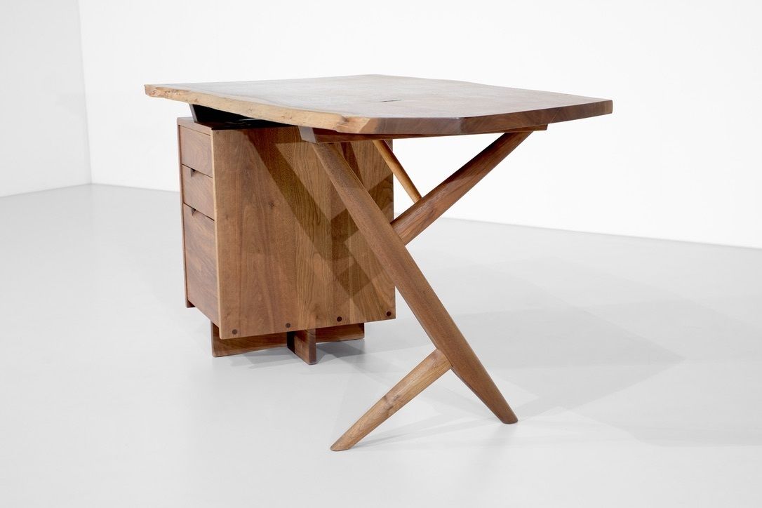 photo furniture Desk " Conoid " By George Nakashima, USA 1970s