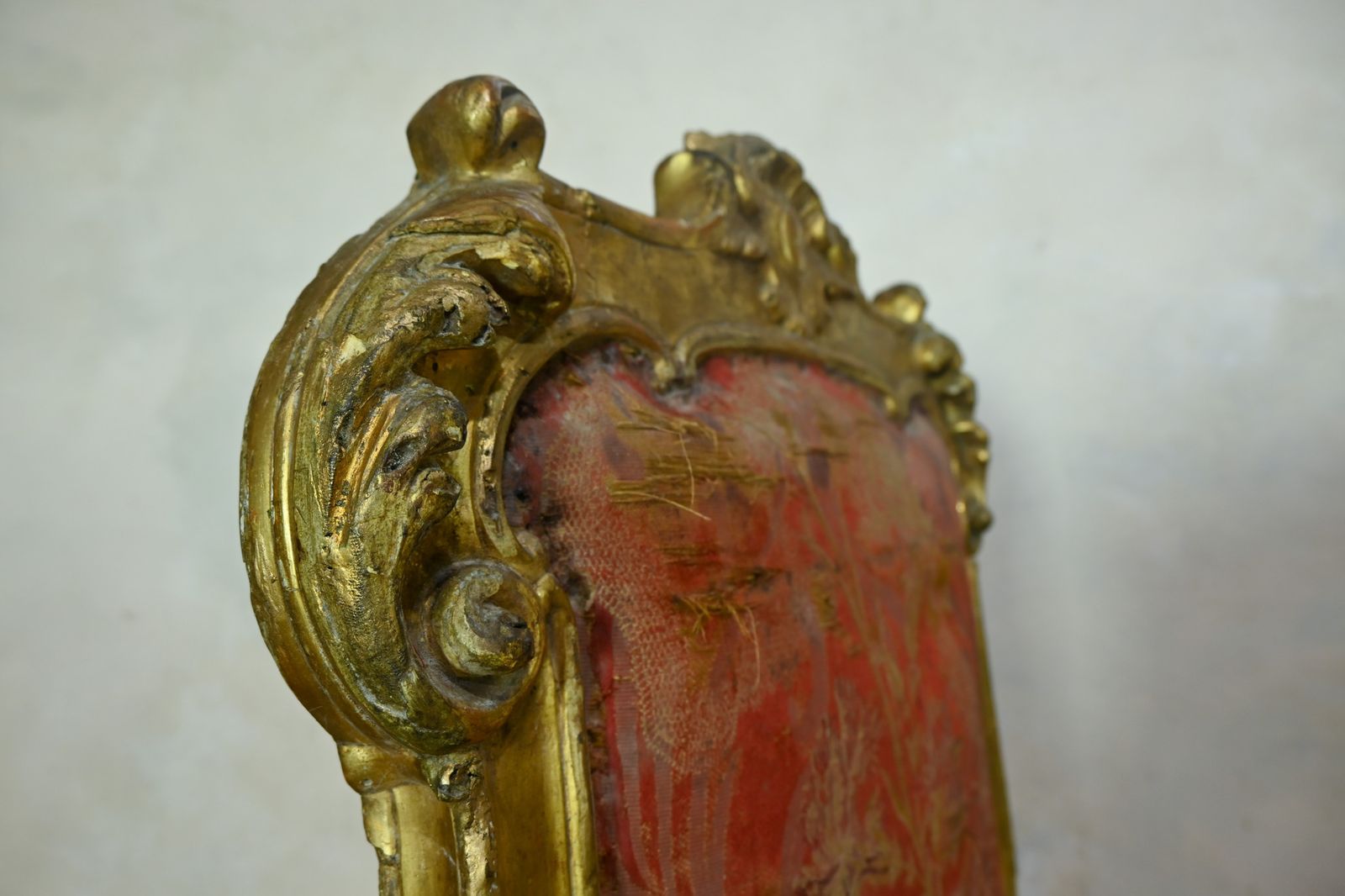 photo vintage A Pair Of 18th Century North Italian Giltwood Side Chairs