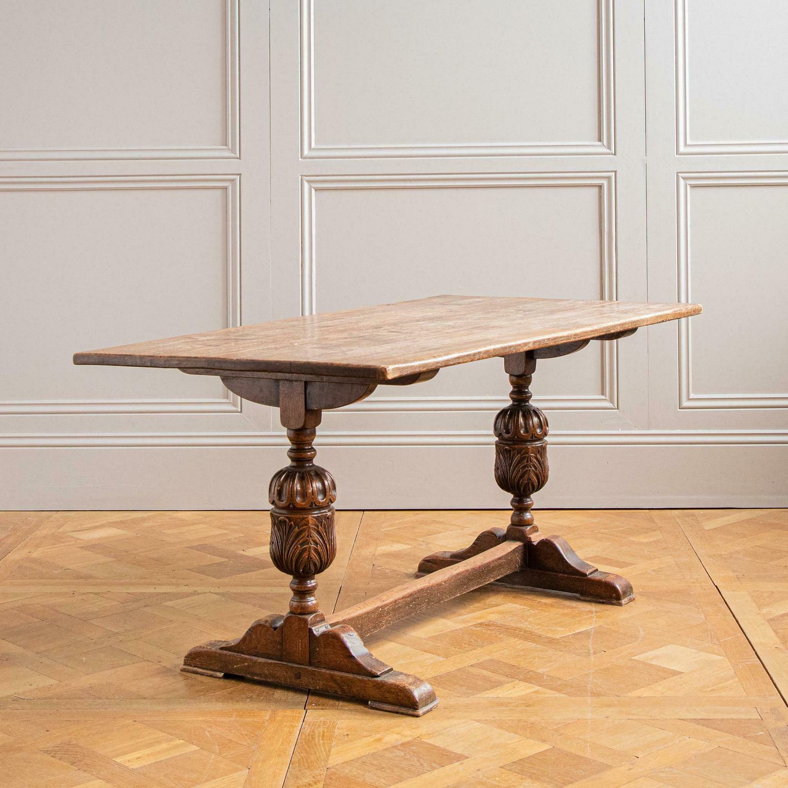Elizabethan Style Dinning Table photo vinterior