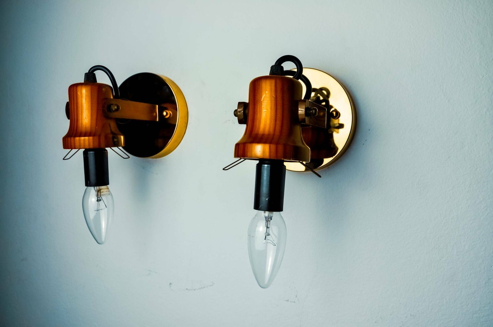 photo furniture Pair Of Articulated "Cocoon" Wall Lights In Resin And Pine, Italy, 1970