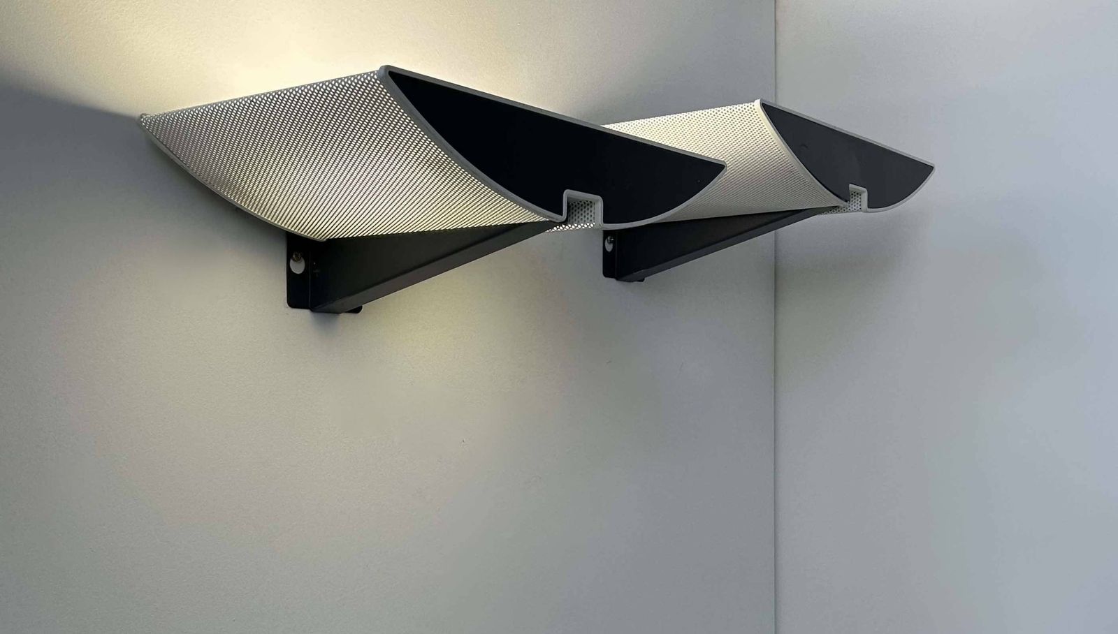 Pair Of Modernist Wall Lights, Black And White Lacquered Metal, Italy 1980 photo 583.0