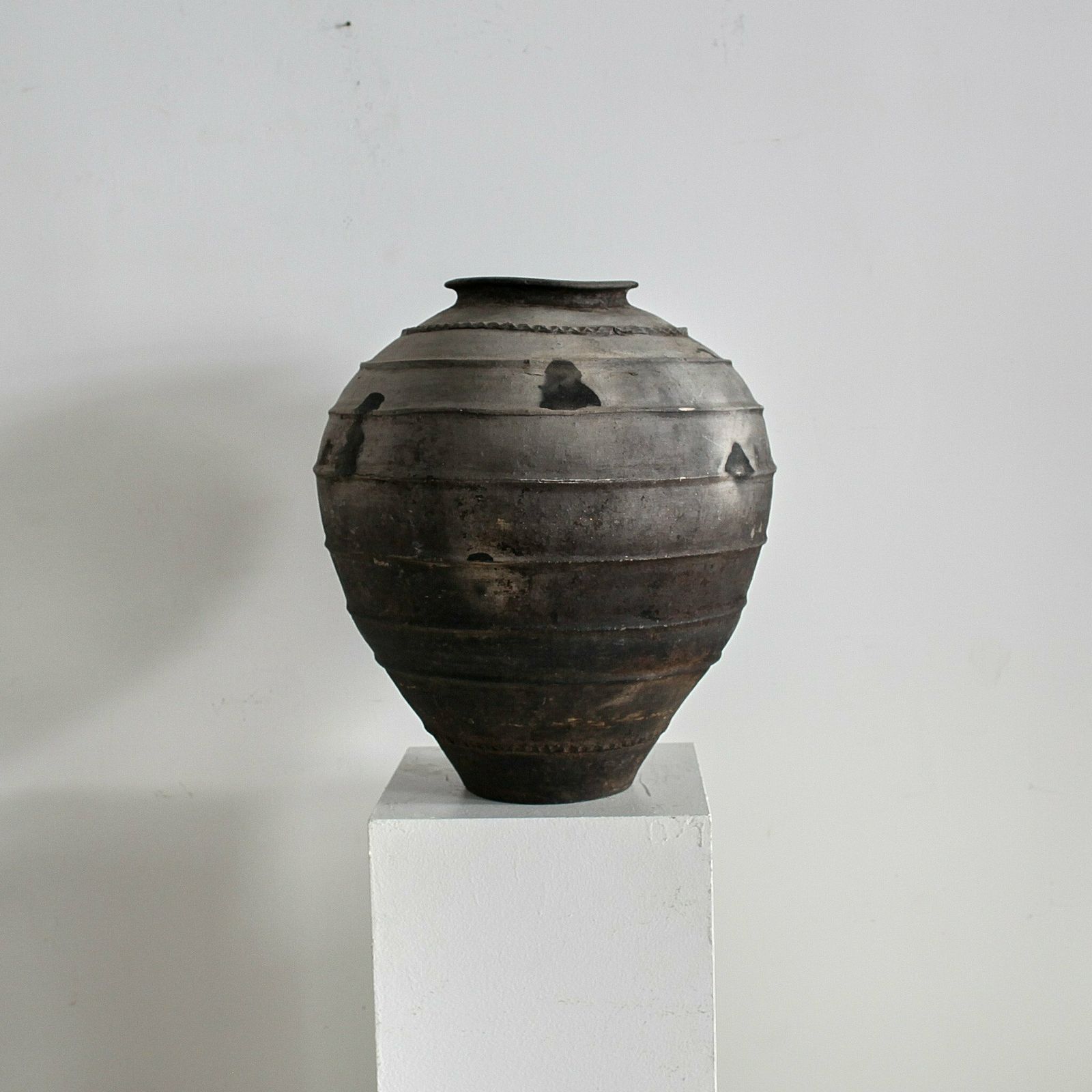 photo furniture Large 19th C. Black Terracotta Portuguese Vessel