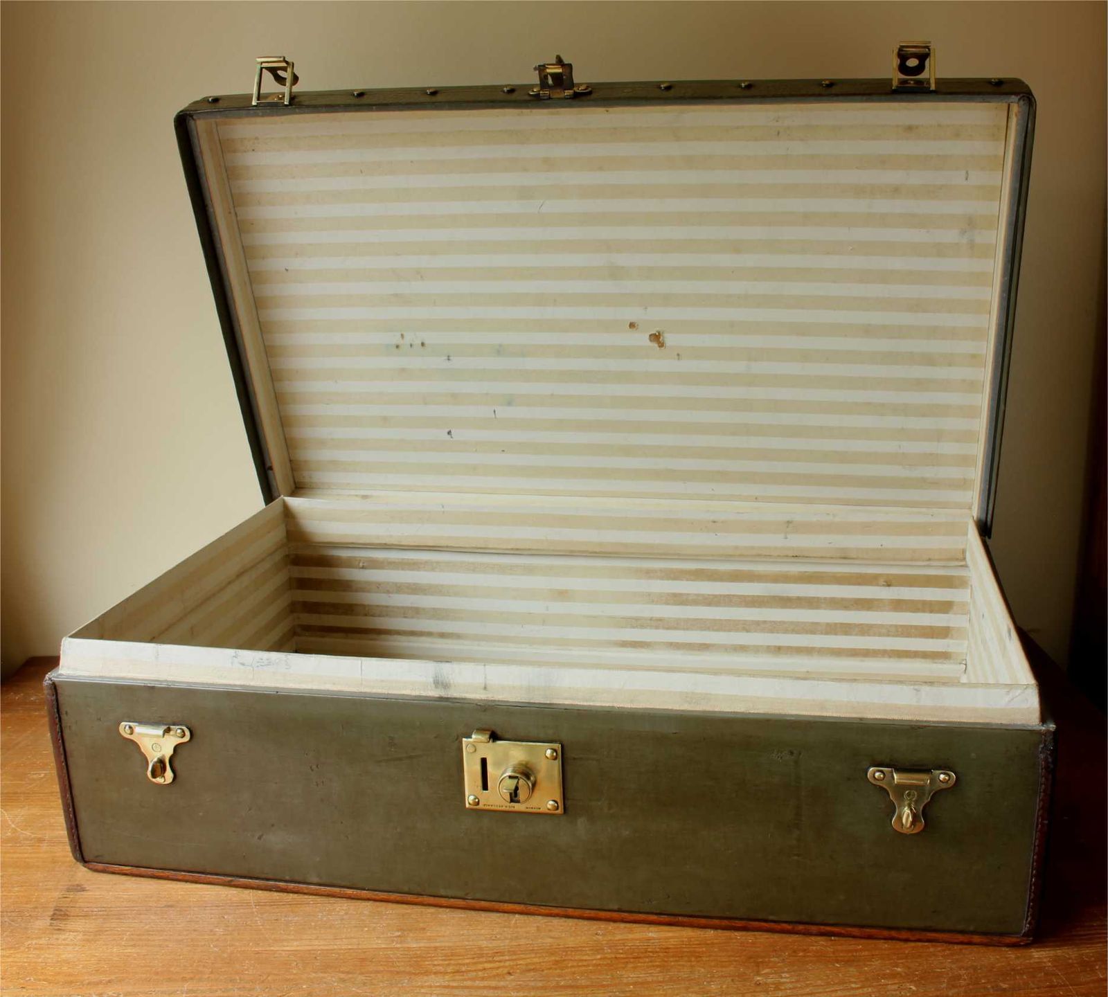 Luxury Motor Car Travel Trunk. Finnigan's Motoring Luggage Case. C1920.