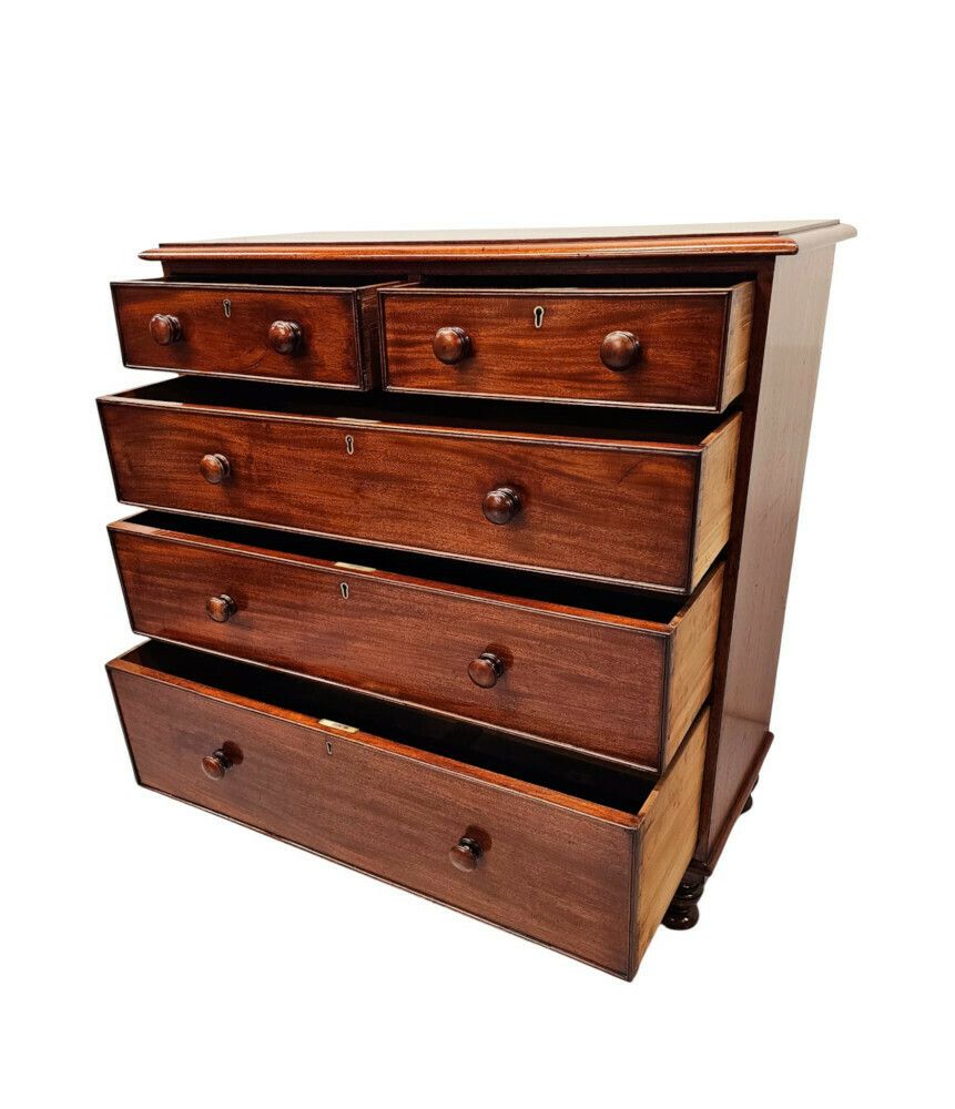 A Very Fine Irish Early 19th Century Chest Of Drawers photo 1623.6526