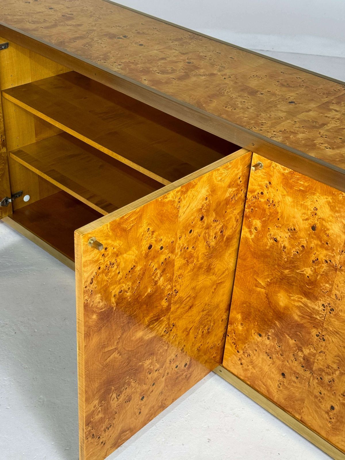 photo vintage Gelakt Dressoir In Wortelhout En Messing, Jaren 1970