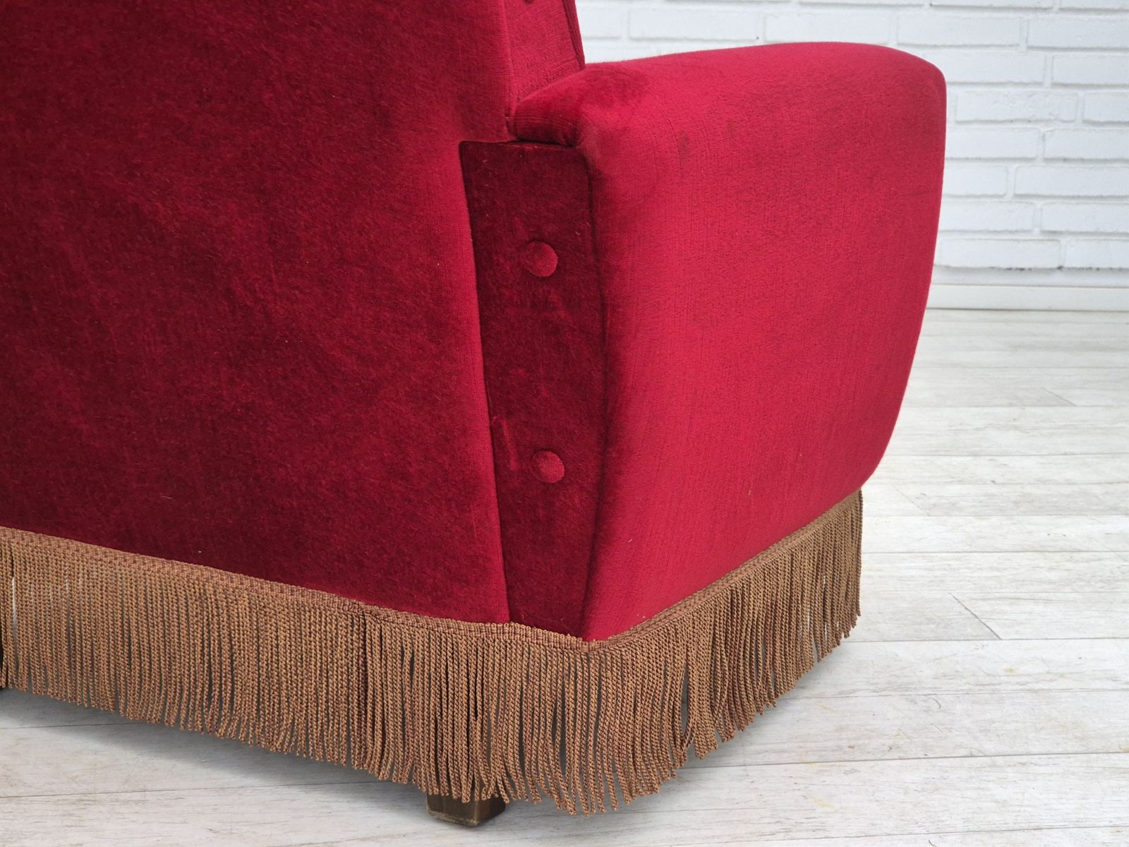 photo buy Ca. Jaren 1970, Deense Fauteuil Met Hoge Rug, Ongerestaureerde Staat, Rood Meubelvelours.