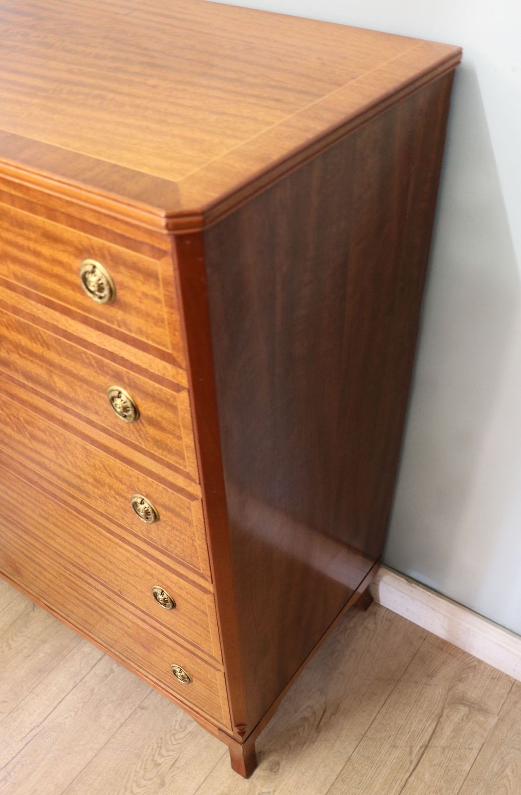 photo vinterior This Lovely 20th Century Georgian Revival Mahogany And Inlaid Chest Of Drawers.