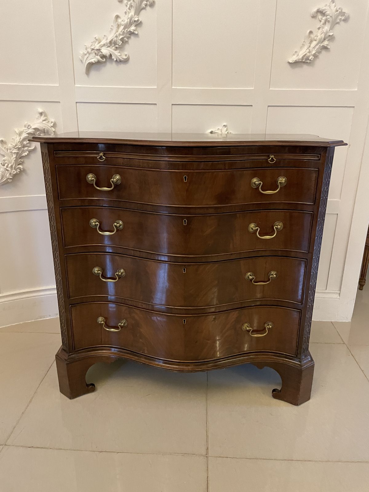 photo vintage Antique Quality Figured Mahogany Serpentine Chest Of Drawers