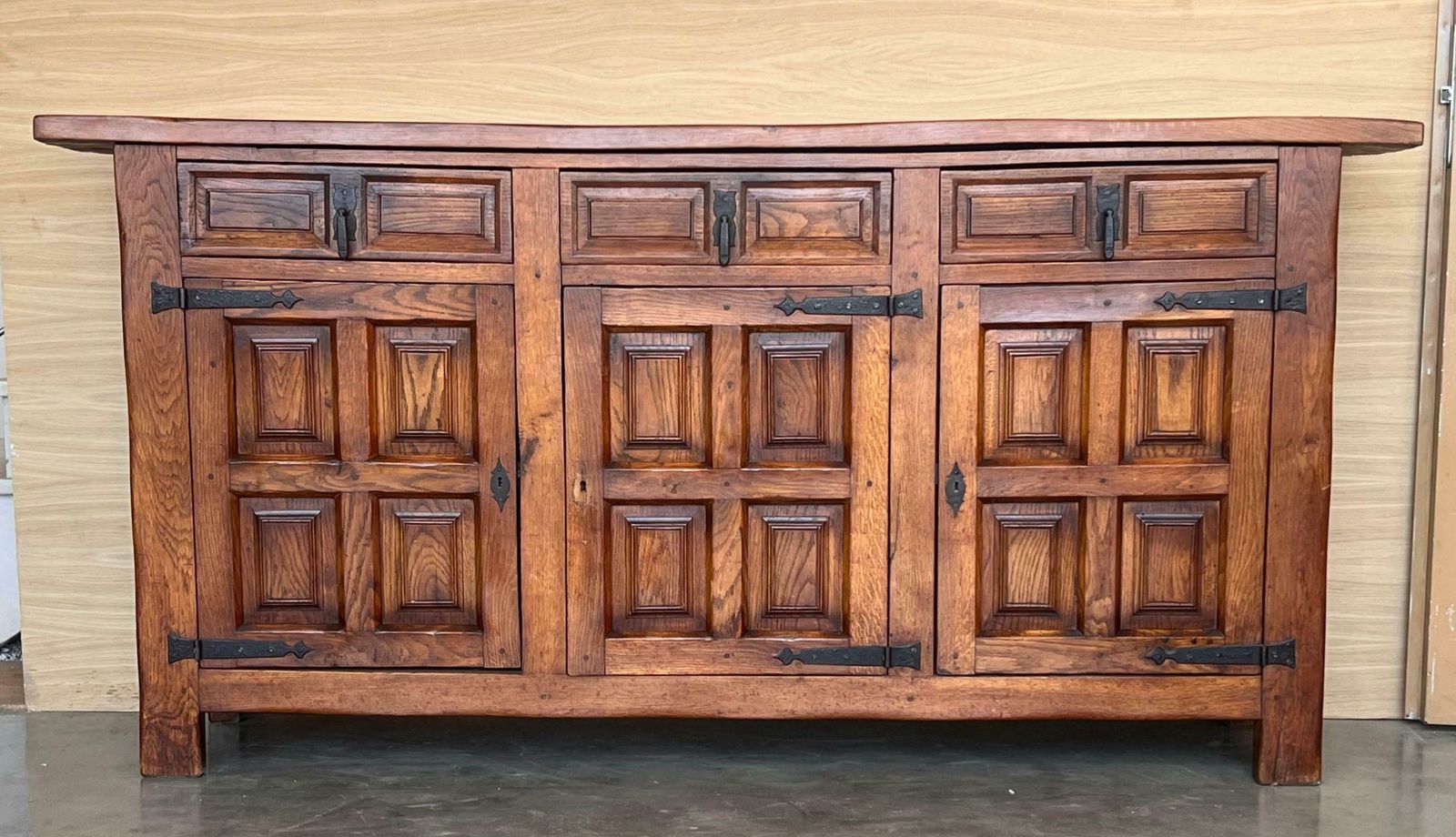 Grand buffet baroque catalan en chêne sculpté de style toscan, XIXe siècle photo for sale