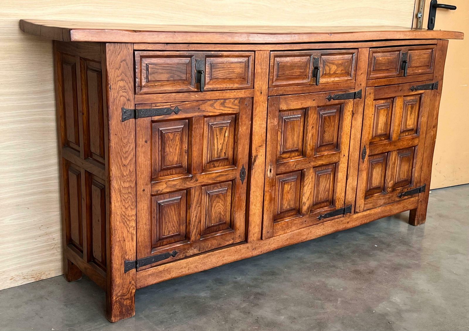Grand buffet baroque catalan en chêne sculpté de style toscan, XIXe siècle photo 6254.0