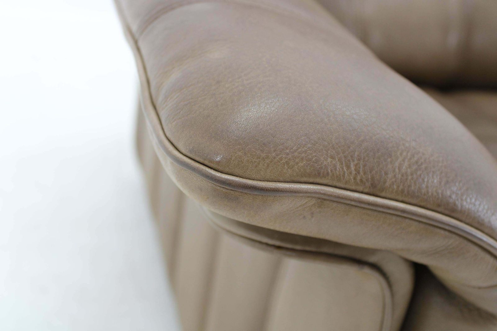 photo buy 1970s Pair Of Exclusive De Sede Buffalo Leather Armchairs, Switzerland