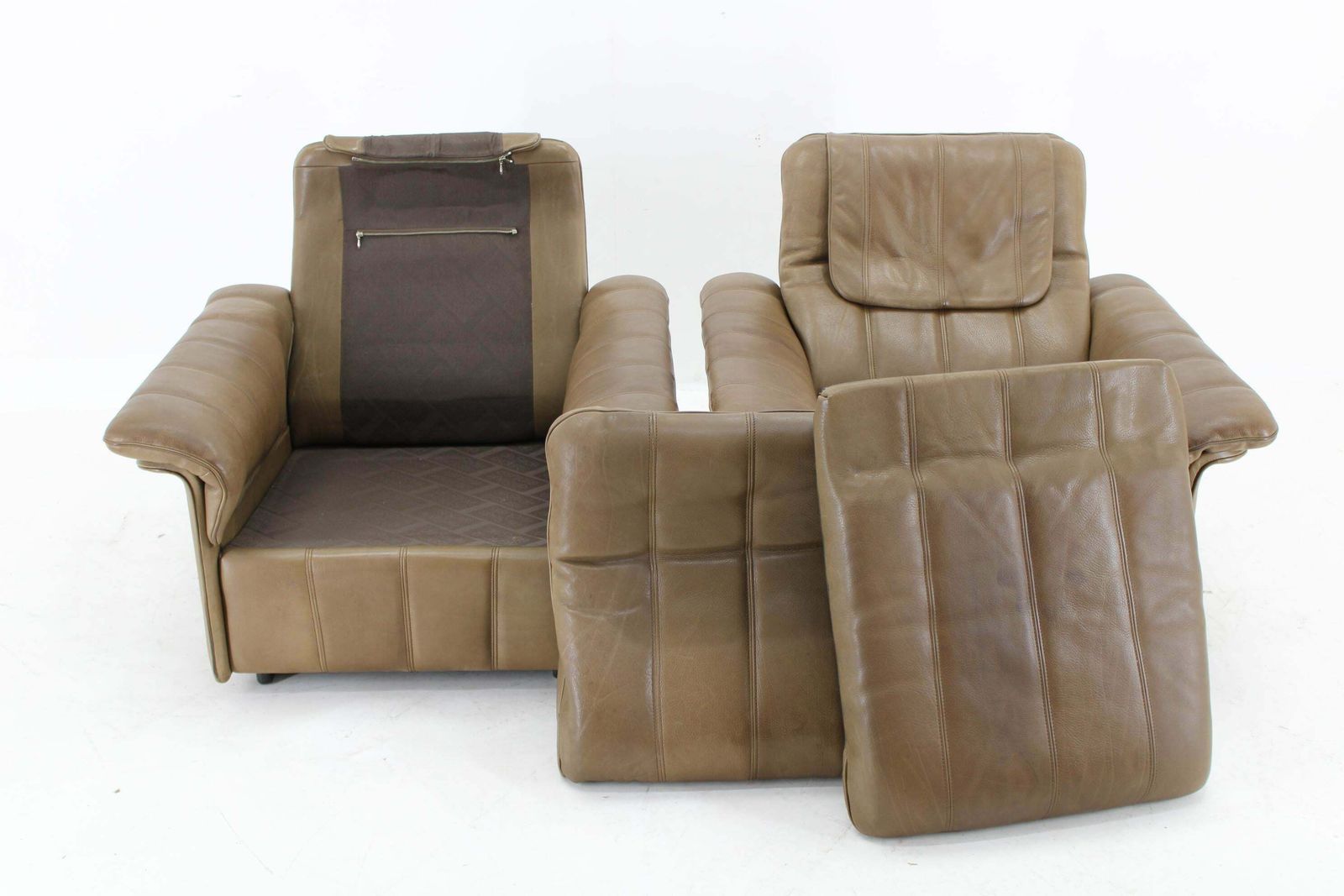 photo vintage 1970s Pair Of Exclusive De Sede Buffalo Leather Armchairs, Switzerland