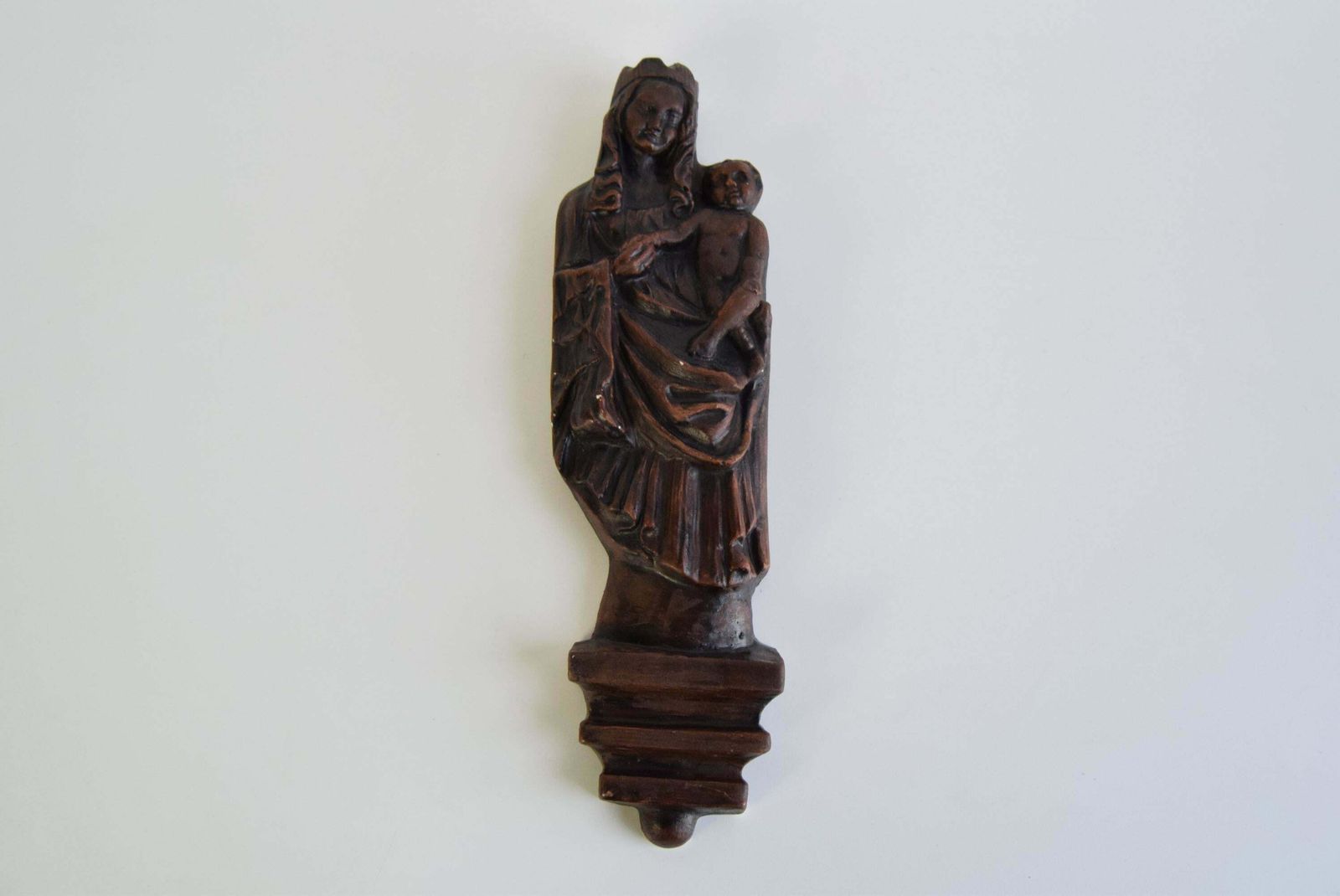 photo vinterior Wall Sculpture Of The Madonna And Child, Circa 1930