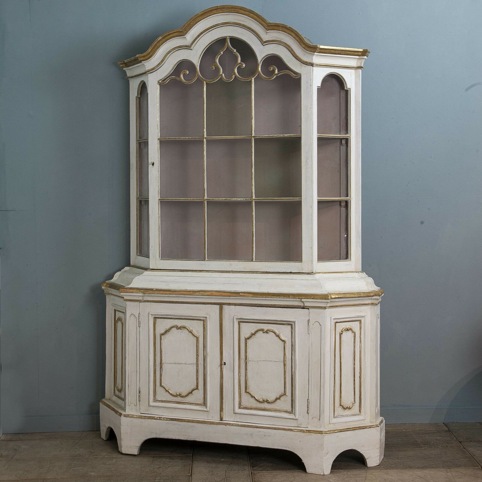 Painted Vitrine photo 2500.0