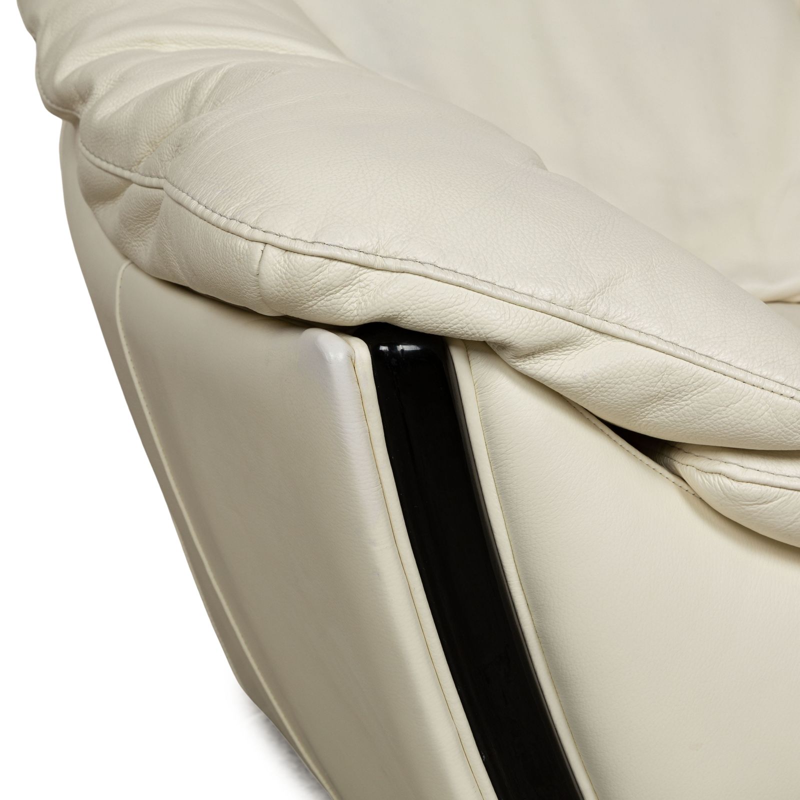 Fauteuil Nieri en cuir crème photo for sale