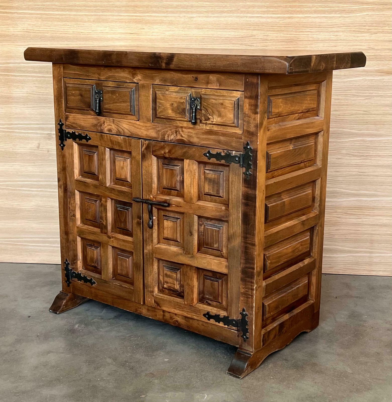 Buffet baroque espagnol à deux tiroirs en noyer sculpté, XIXe siècle photo vinterior