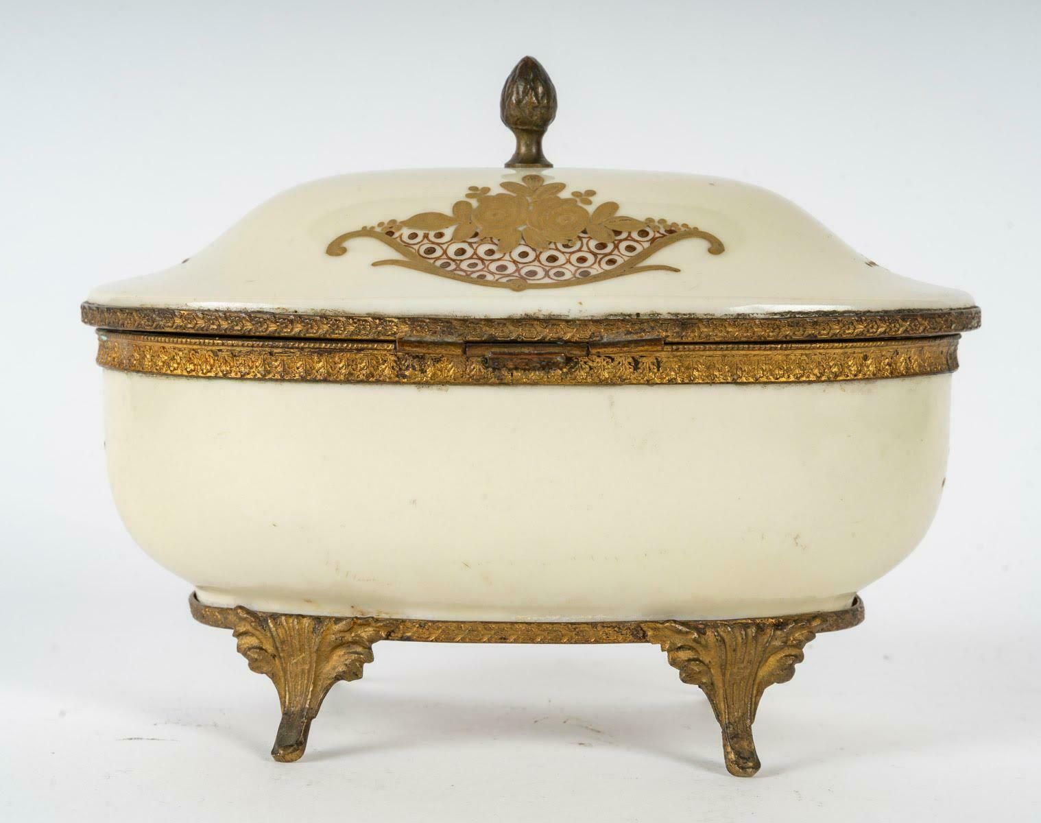 Sèvres Porcelain Box, Enamelled And Gilded, 20th Century, Napoleon III Style. photo vinterior