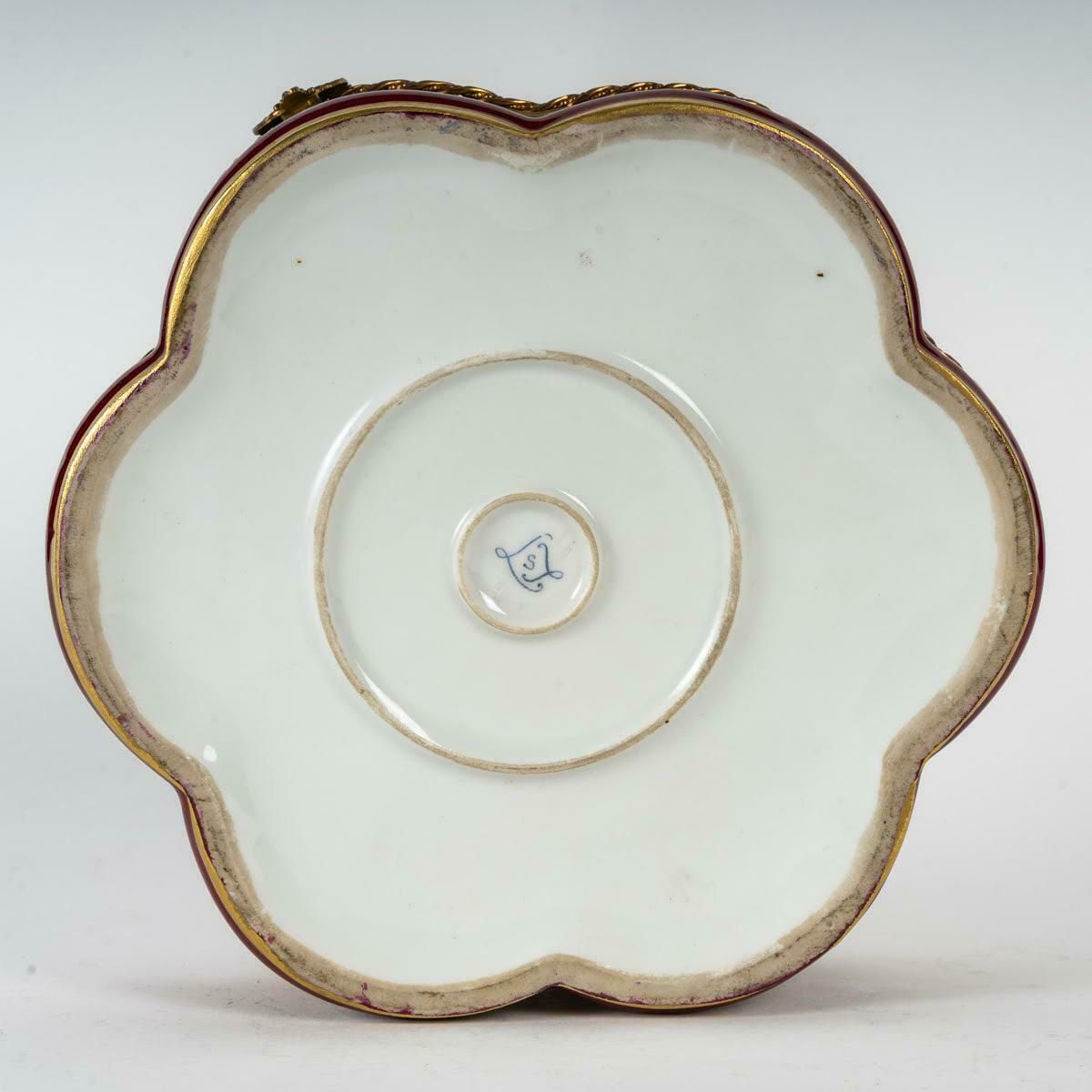 Important Sèvres Porcelain Box, 19th Century, Napoleon III Period. photo buy