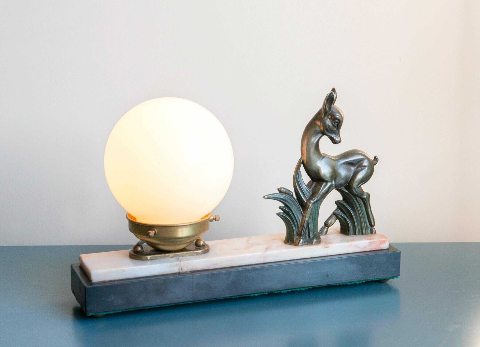 Lampe de table Art déco, figurine de cerf en cuivre, base en marbre, globe en verre laiteux, années 1930 photo for sale
