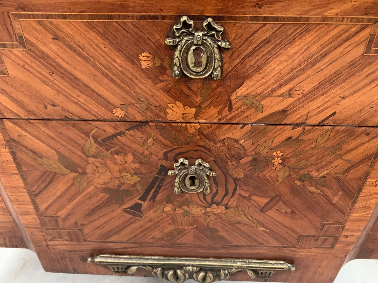 1206.0 Louis XVI Chest Of Drawers In Wood Veneer Marquetry, 20th Century photo
