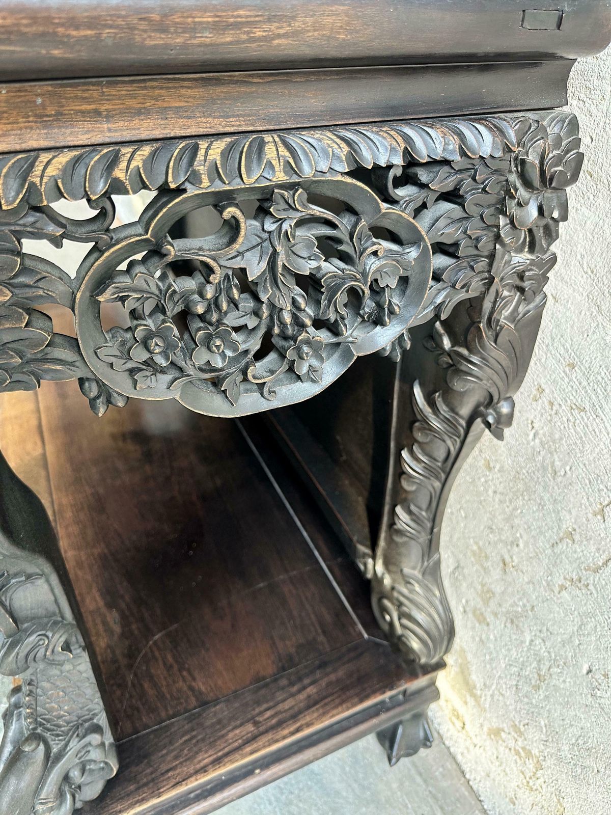 photo furniture Antiek 19e Eeuws Qing Dynastie Handgesneden Console, Ca. 1860, China.