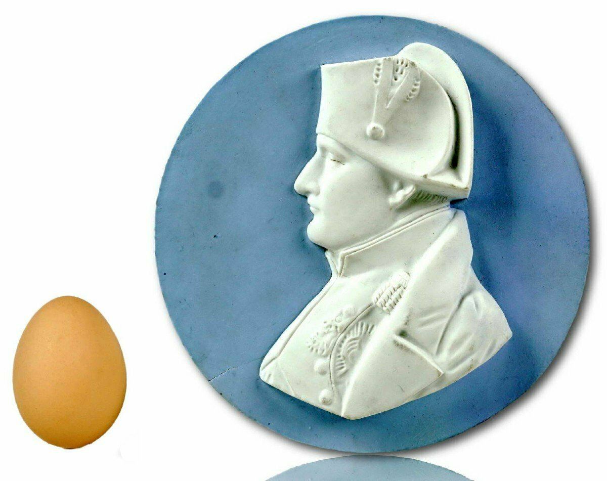 Large Medallion Representing Napoleon I In Paris Biscuit Porcelain   19th Century (1824)