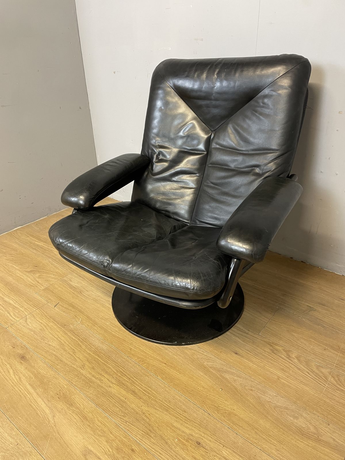 Mid Century Leolux Graphite Leather Swivel Chair photo vinterior