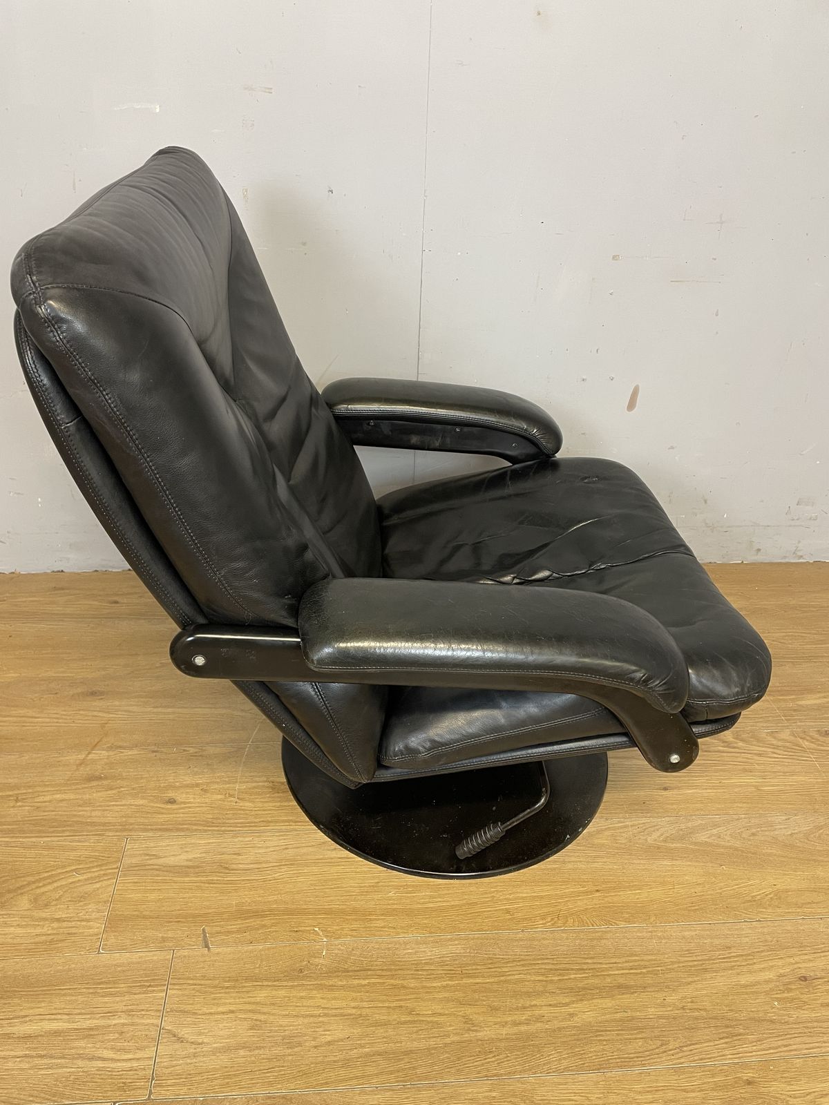 photo furniture Mid Century Leolux Graphite Leather Swivel Chair