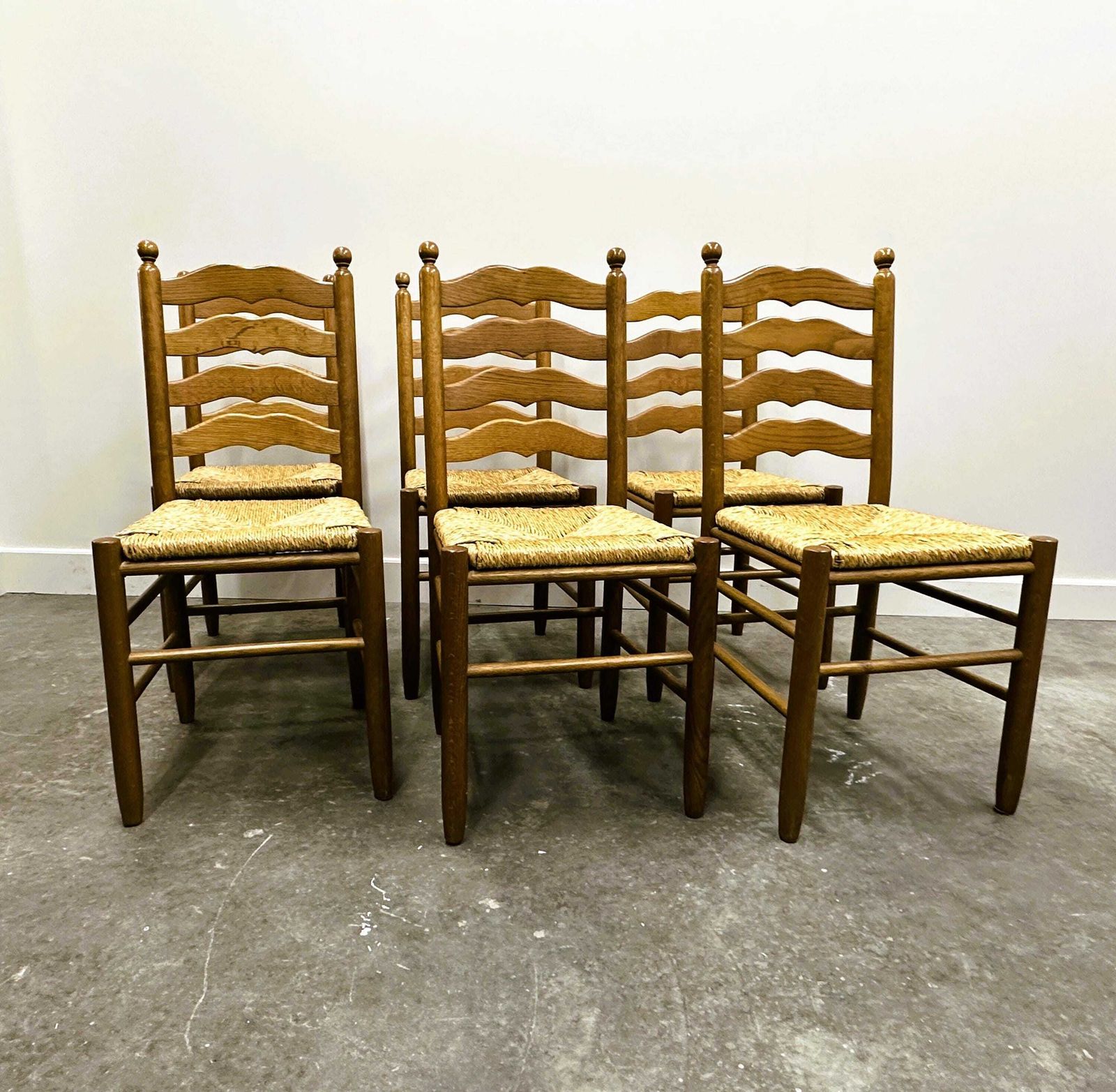 Set Van 6 Franse Provence Eiken Boerenlandse Eetkamerstoelen Met Biezen Zitting, Ca. Jaren 1970.