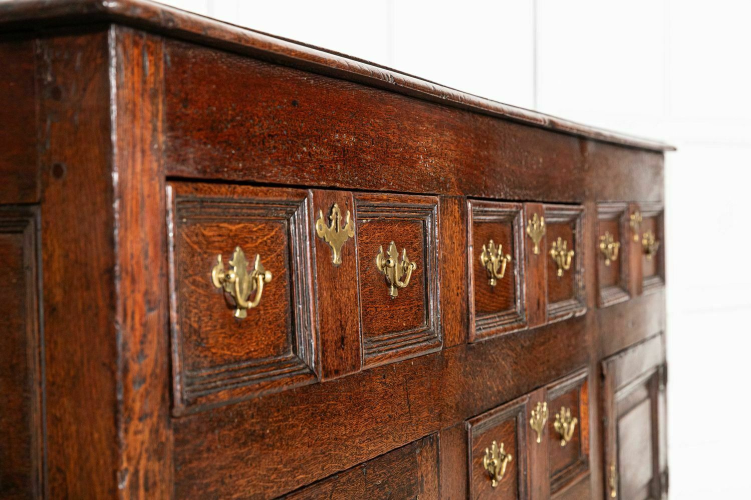 4543.0 George III English Oak Dresser Base photo