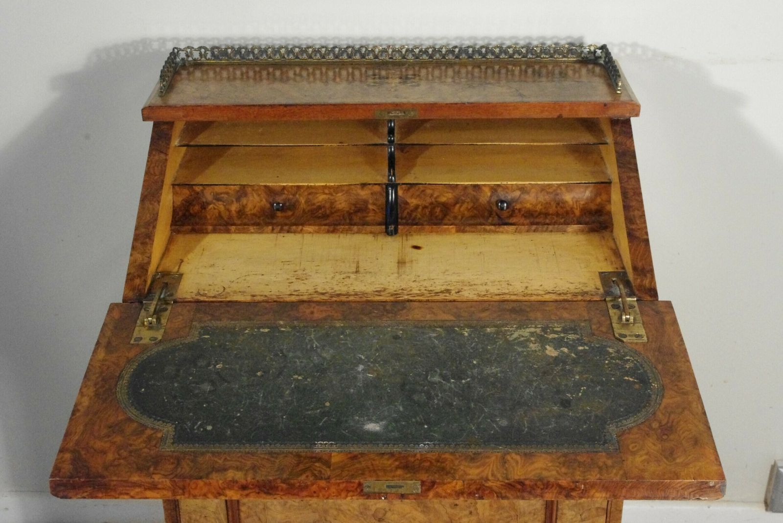 photo furniture Victorian Burr Walnut Davenport