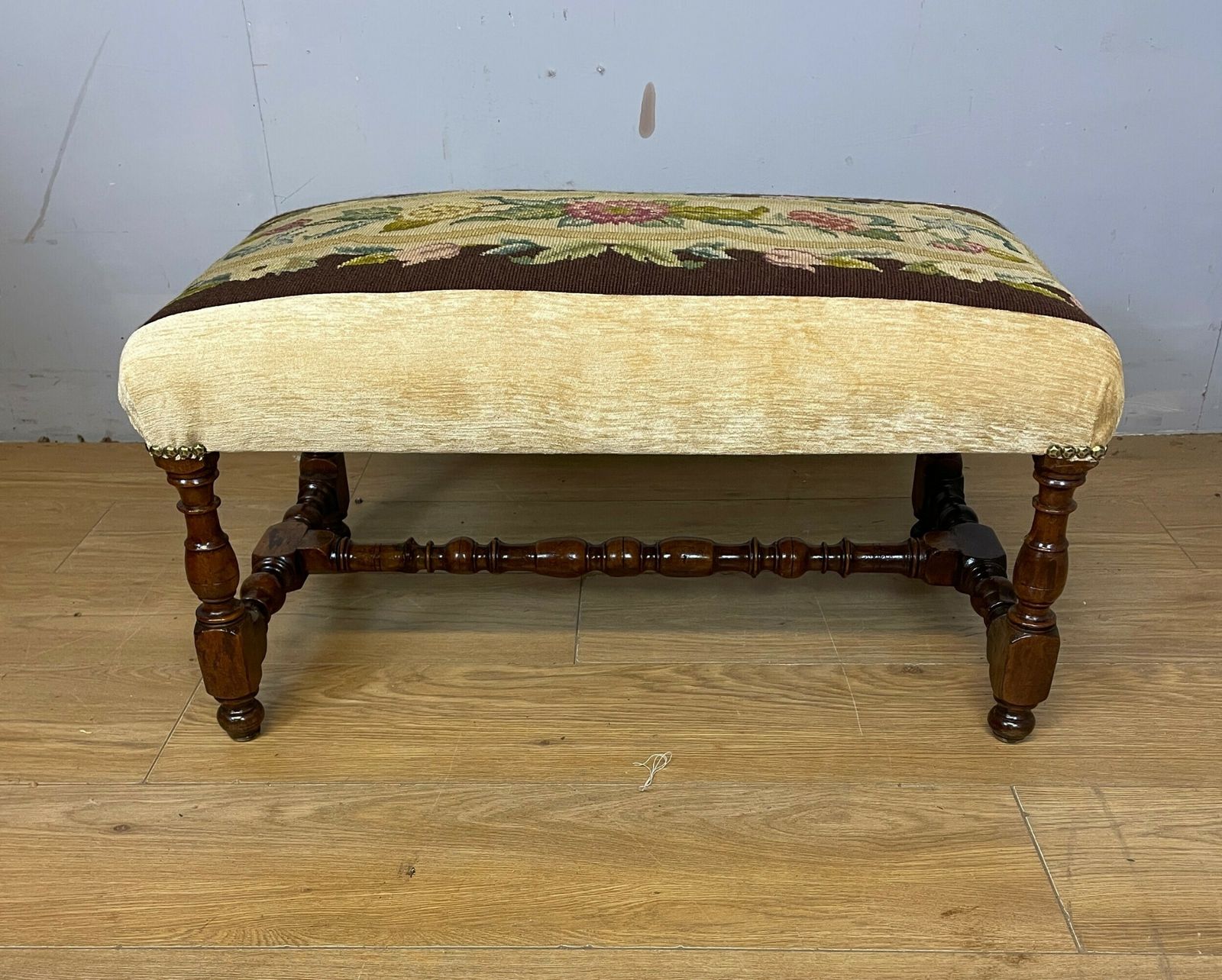photo furniture Late C19th Walnut Bobbin Turned Stool