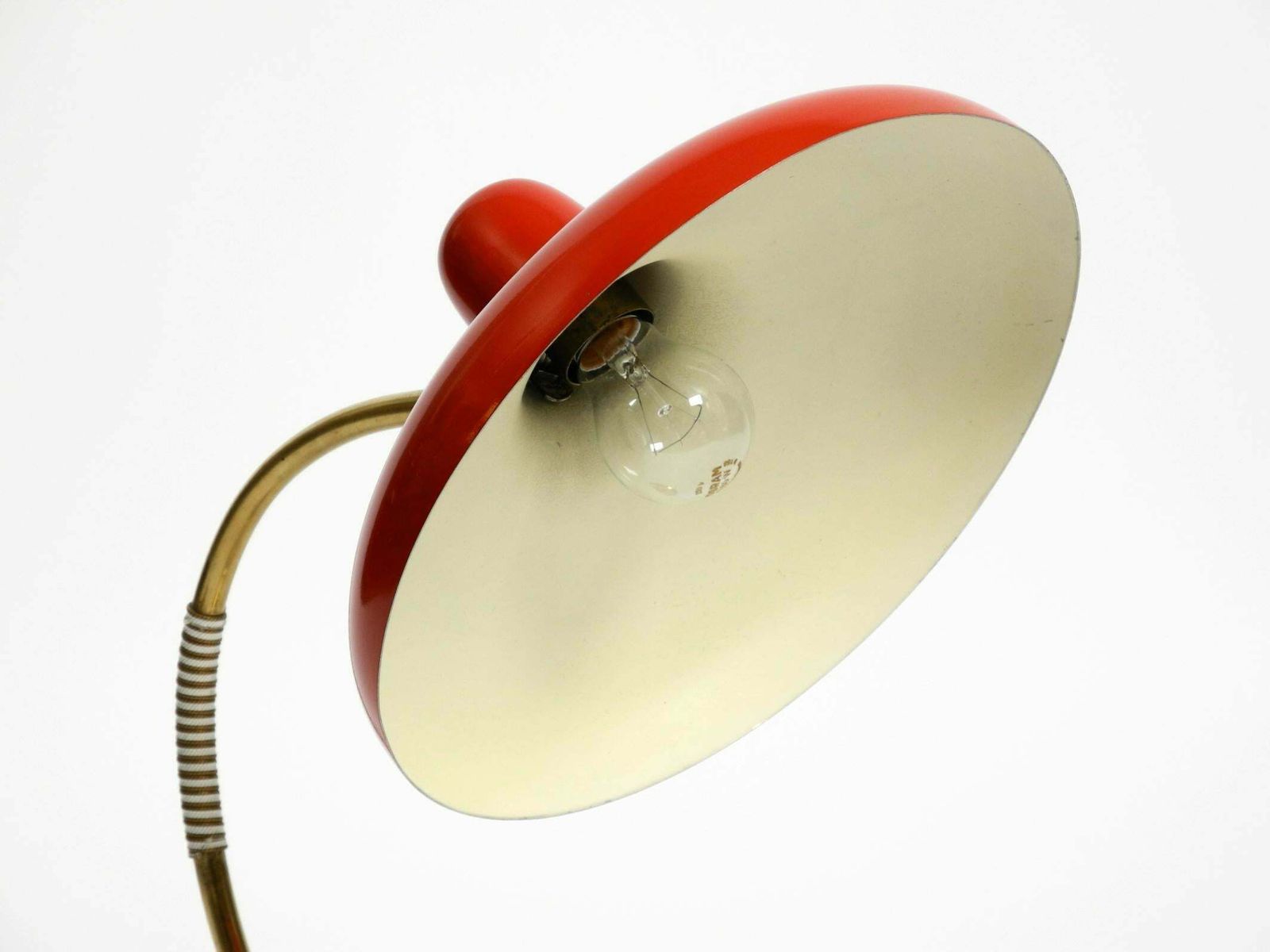 photo vintage Beautiful Large Mid Century Modern Brass Table Lamp With Red Metal Shade