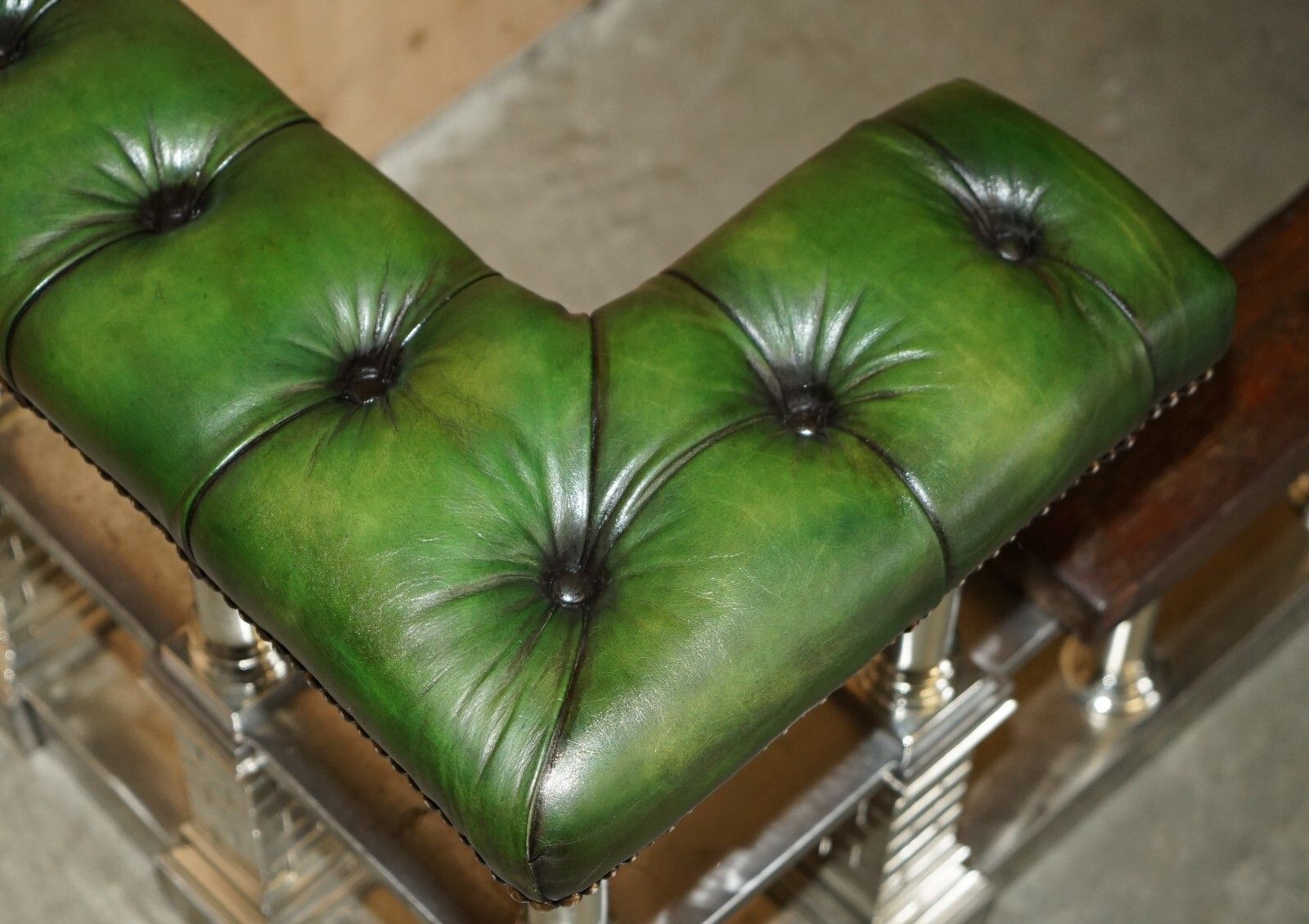 photo vintage Museum Quality Victorian Chrome Castle Green Leather Chesterfield Club Fender