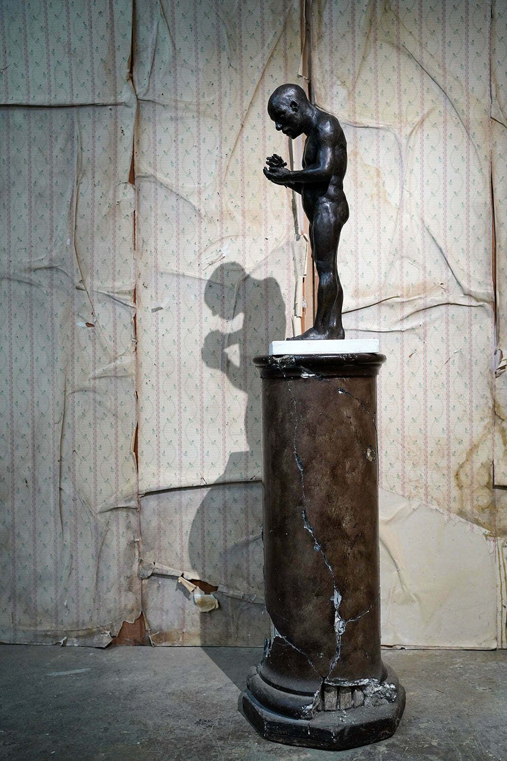 photo vinterior Beth Carter; The Petal Repairer; Bronze Resin & Jesmonite Base; 3/15