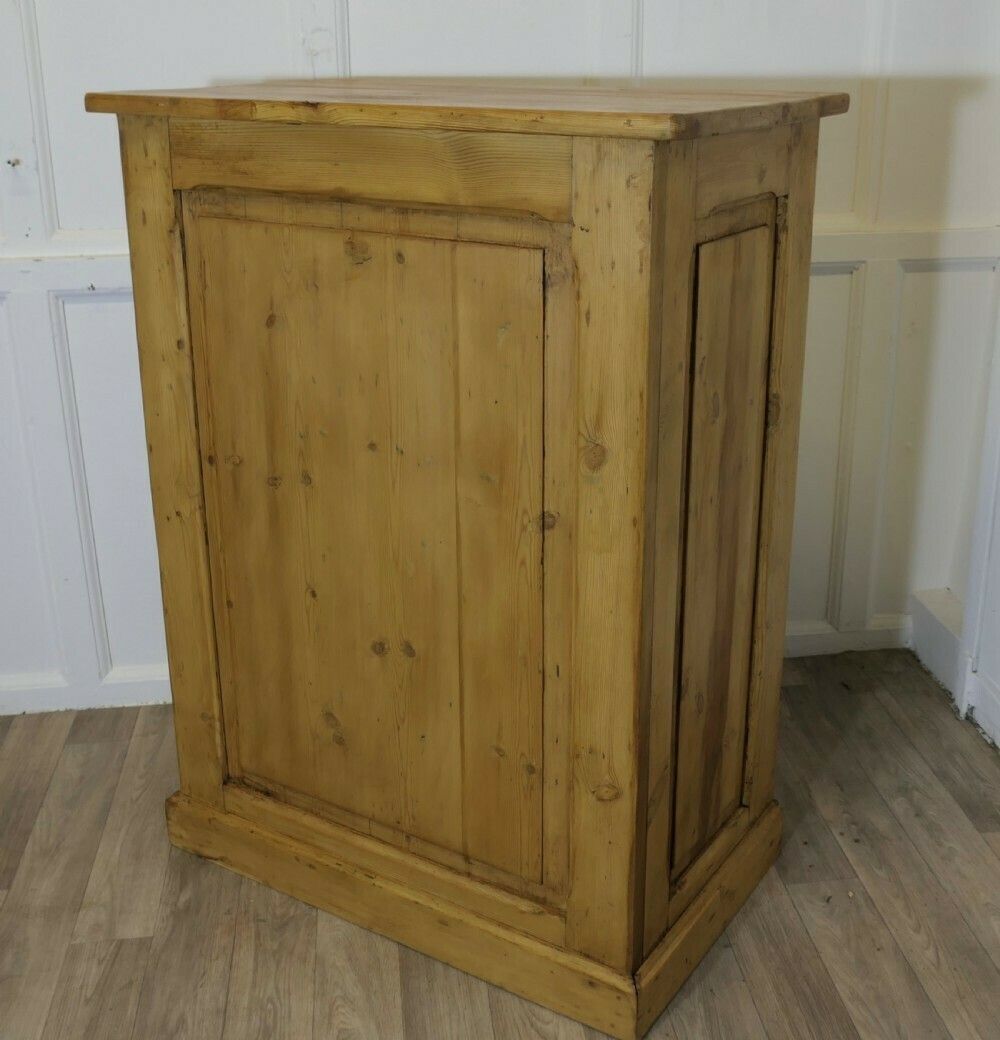 Hotel Restaurant Reception Hostess Greeting Station, Greeter In Pine photo 1800.0