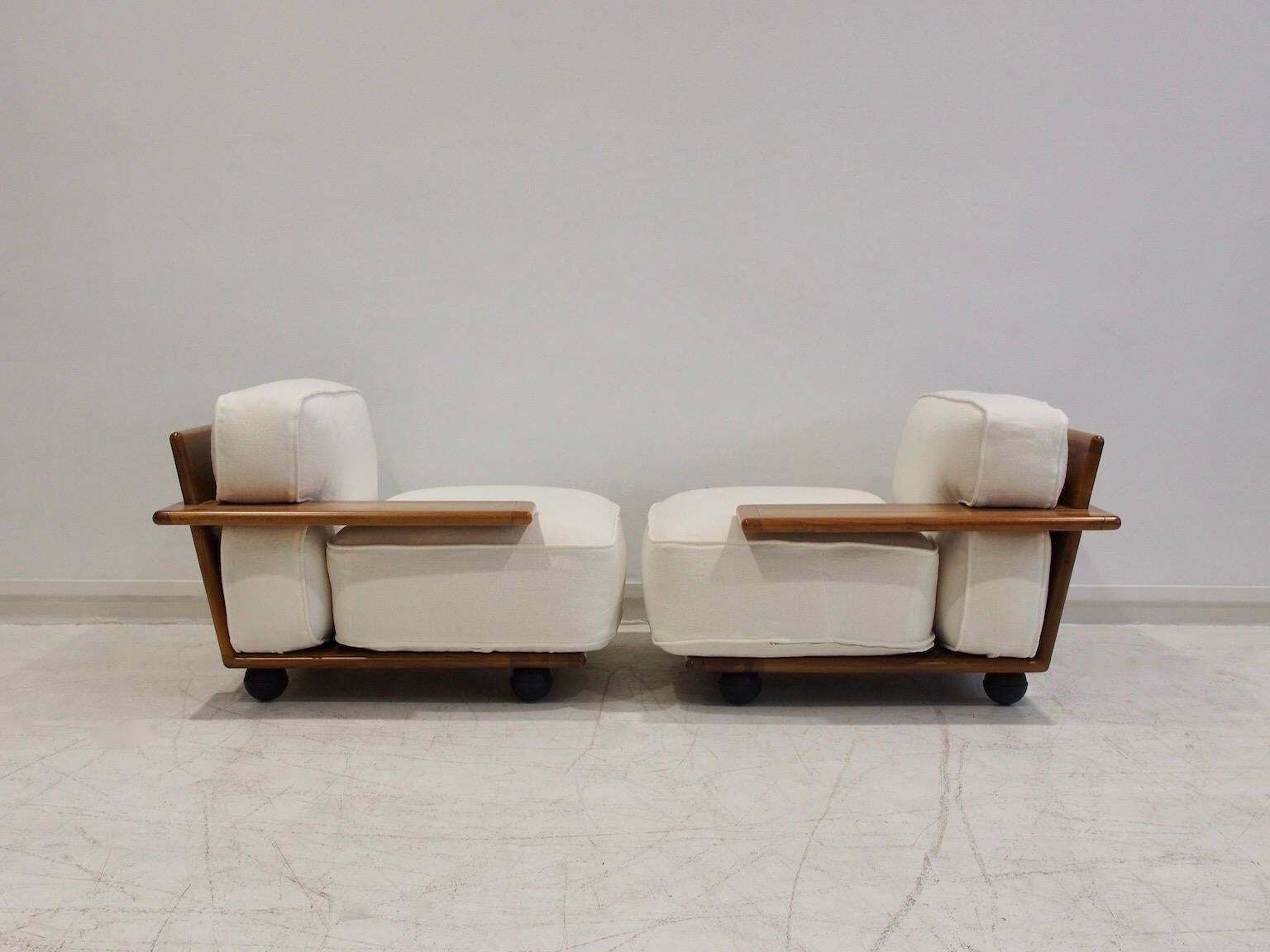 photo furniture Mario Bellini For Cassina Modular Sofa Pianura In White Fabric