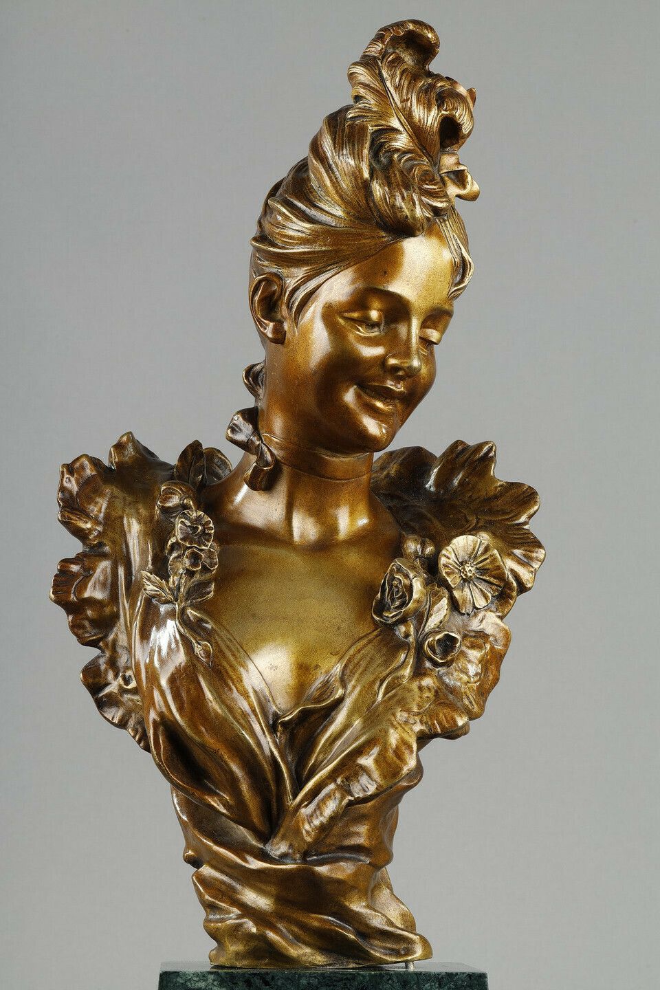 photo furniture Bust Of A Young Belle époque Woman By Victor Léopold Bruyneel